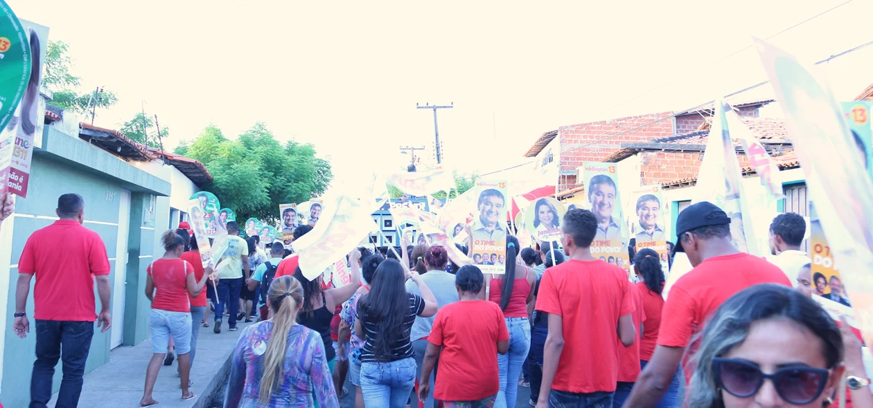 Pessoas apoiando Wellington Dias em caminhada