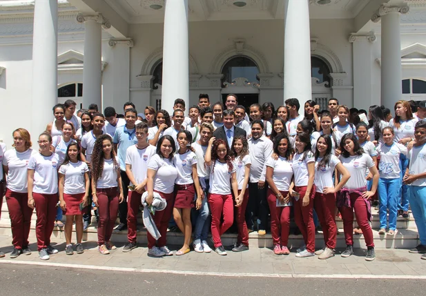 Wellington Dias durante visita ao Liceu Piauiense