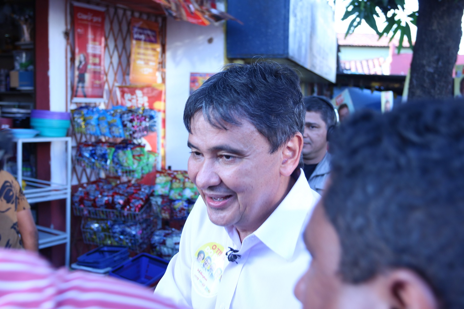 Wellington Dias em caminhada pelo bairro Satélite