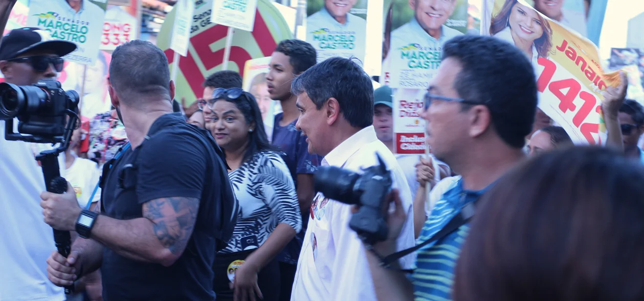 Wellington Dias meio aos populares em caminhada
