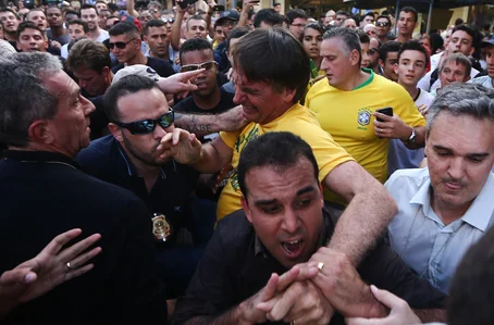 Jair Bolsonaro no momento da agressão em Juiz de Fora