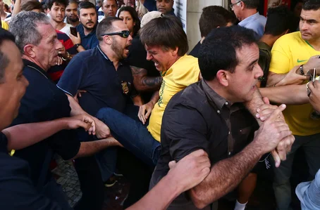 O presidenciável Jair Bolsonaro foi esfaqueado durante um ato de campanha em Minas Gerais