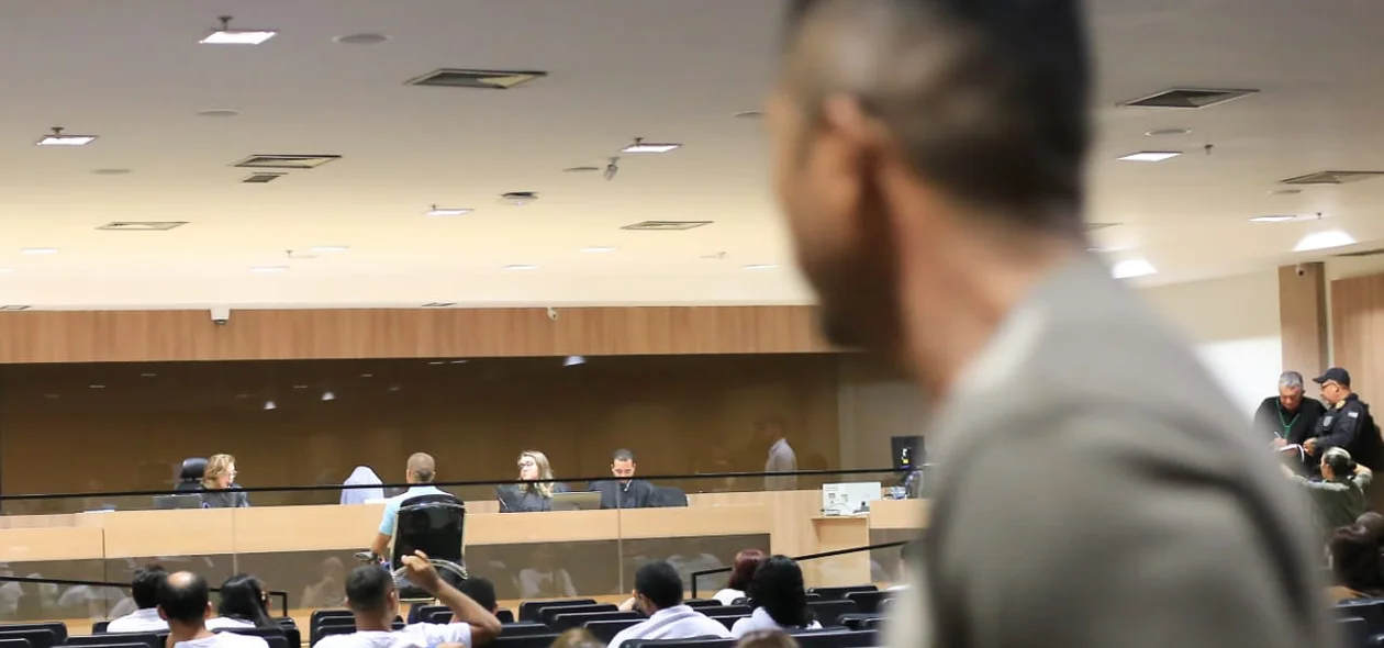 Paulo olhando para Wanderson durante seu depoimento 