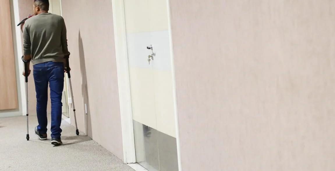 Paulo saindo da sala de julgamento 