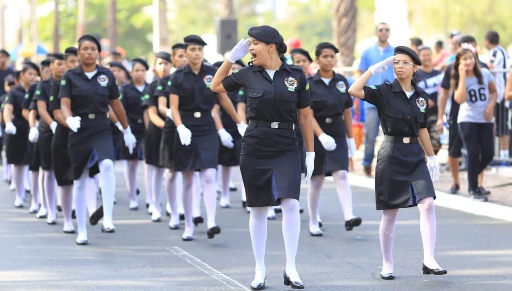 Jovens participam do desfile