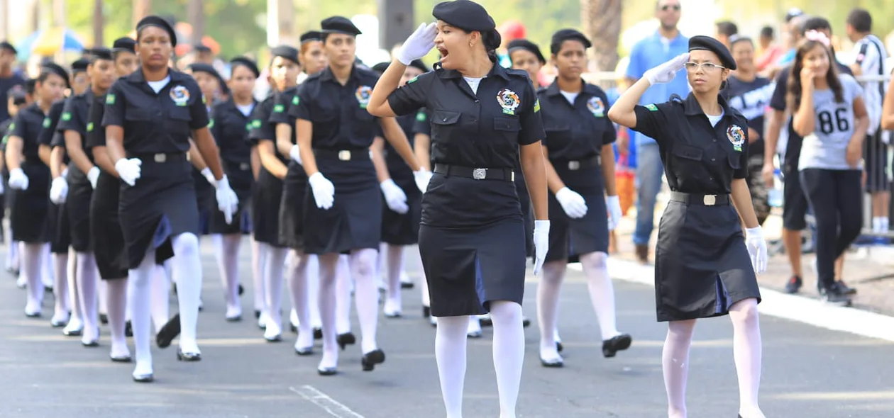 Jovens participam do desfile