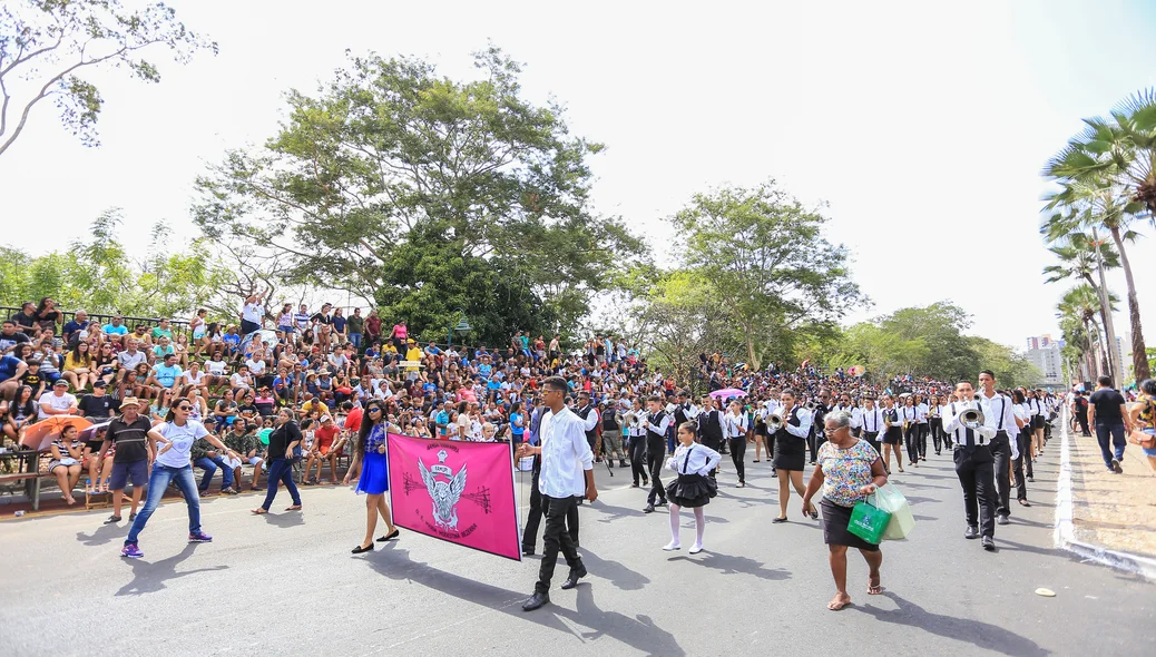 Milhares de pessoa no desfile 