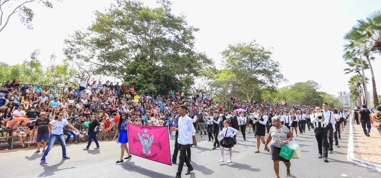 Milhares de pessoa no desfile 