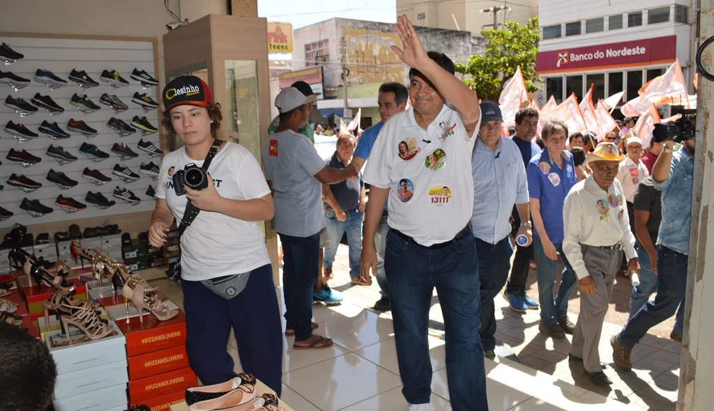 Governador Wellington Dias conversa com populares