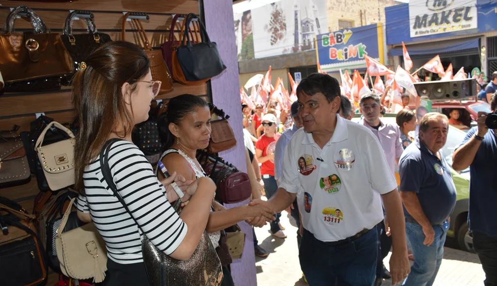 Governador Wellington Dias cumprimenta eleitora