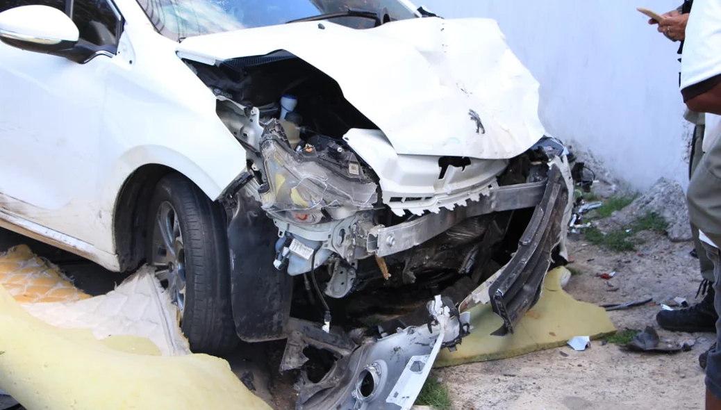 Veículo Peugeot ficou bastante danificado