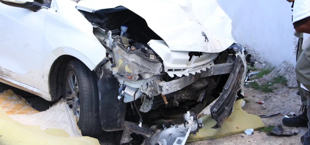 Veículo Peugeot ficou bastante danificado