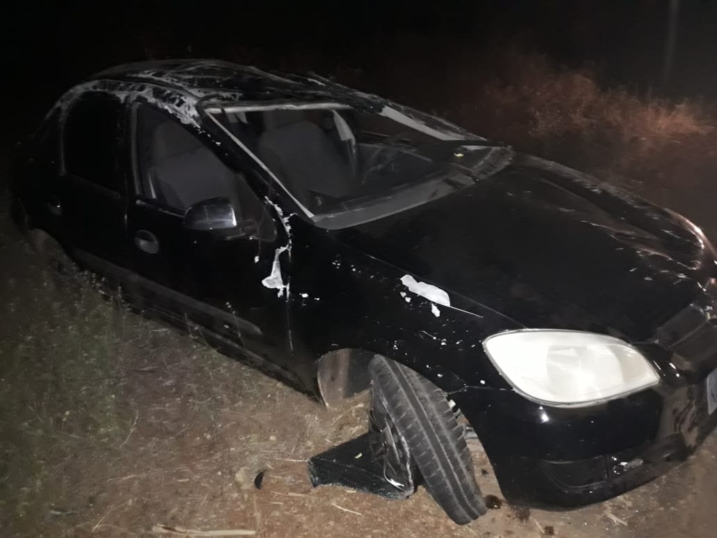 Veículo ficou parcialmente destruído após capotar em Castelo do Piauí