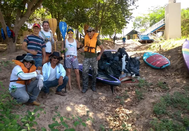 Voluntários da SEMAR realizam mutirão de limpesa nas margens do Rio Poti