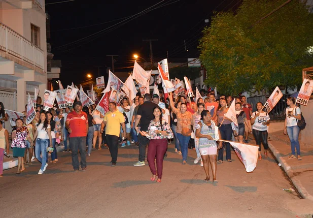Candidato Nerinho realiza caminhada em bairros de Picos