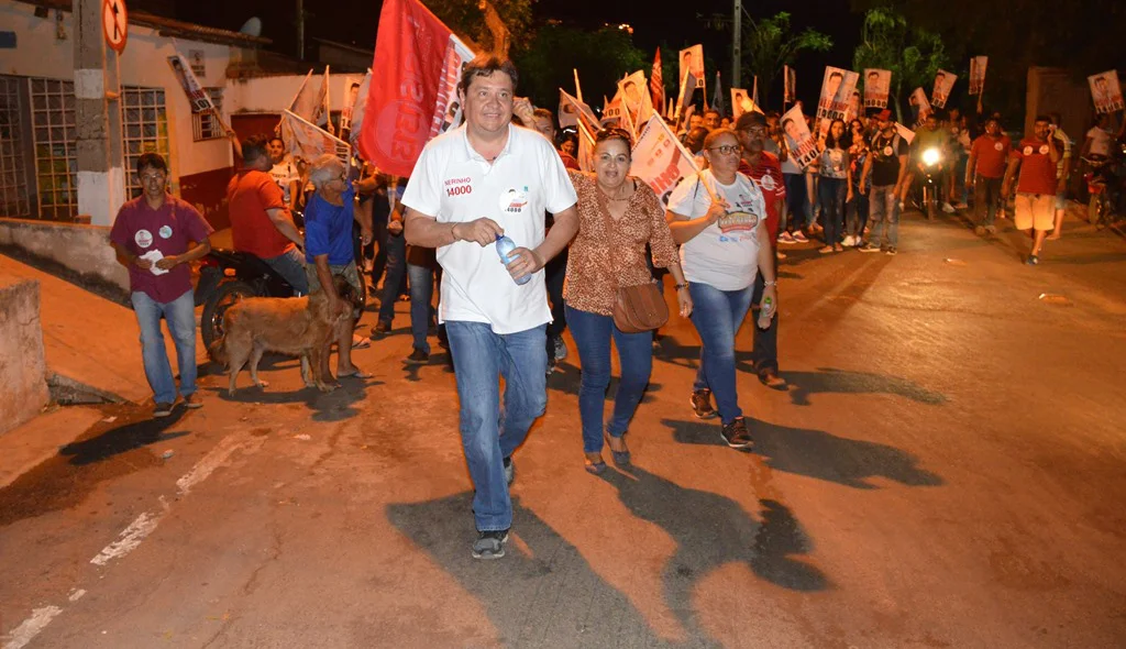 Deputado percorre ruas do bairro Passagem das Pedras