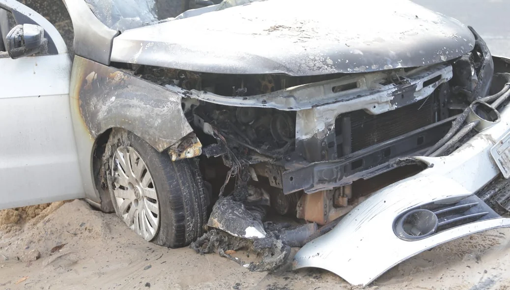 A dianteira do veículo ficou completamente destruída
