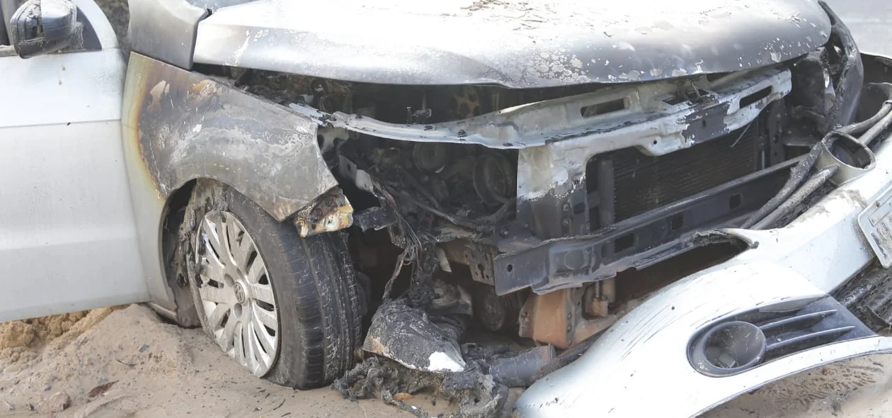 A dianteira do veículo ficou completamente destruída