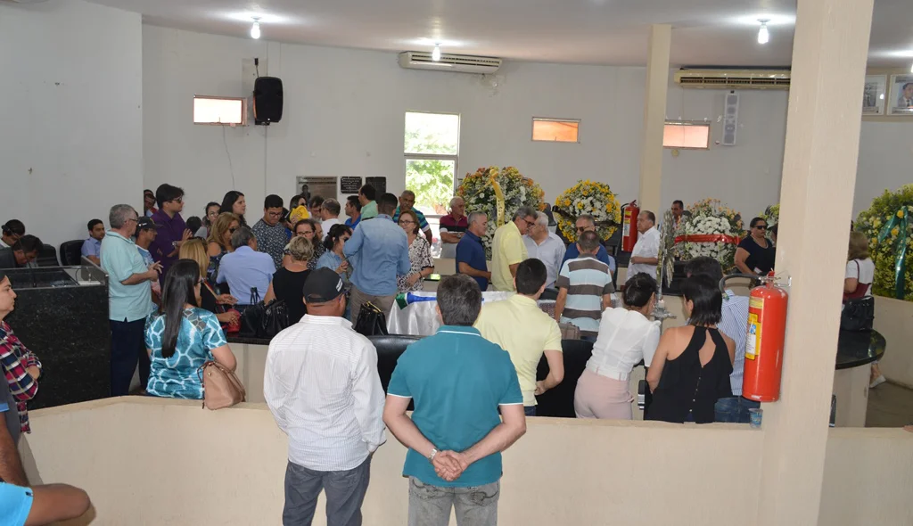 Amigos e familiares rezam o terço