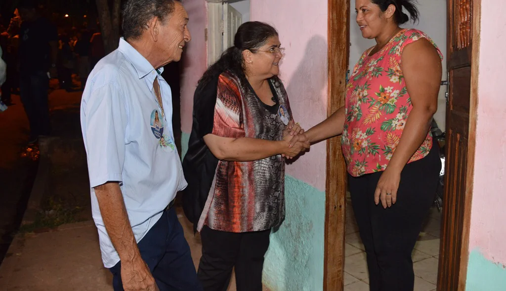 Ao lado de Gil Paraibano Belê cumprimenta moradora