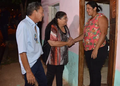 Ao lado de Gil Paraibano Belê cumprimenta moradora
