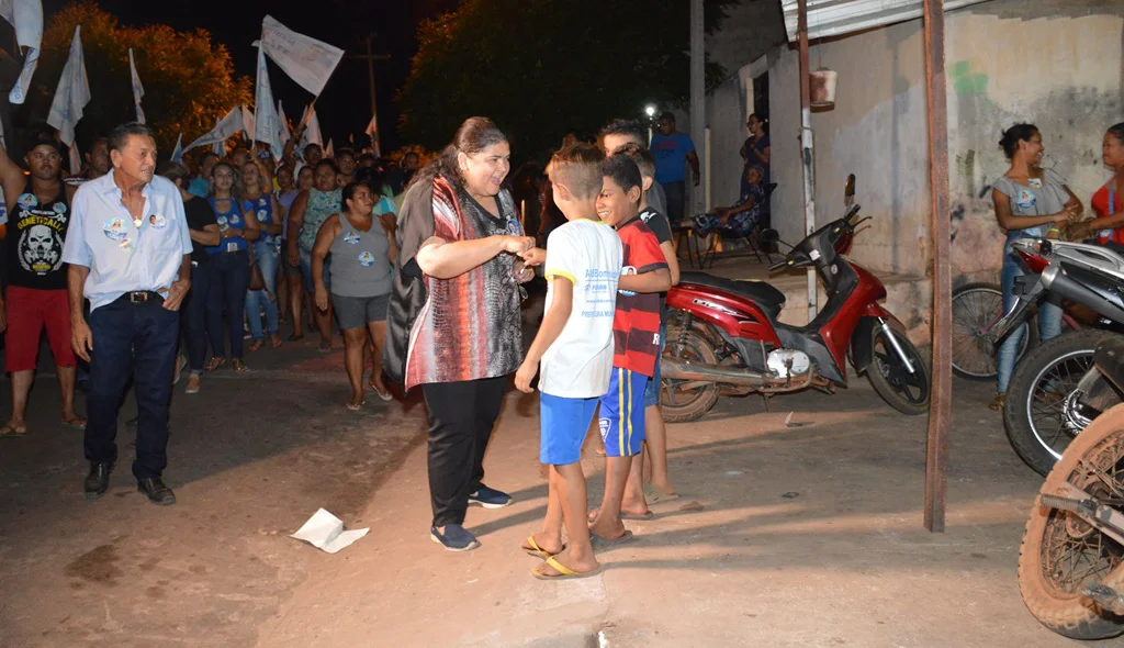 Belê Medeiros cumprimenta crianças