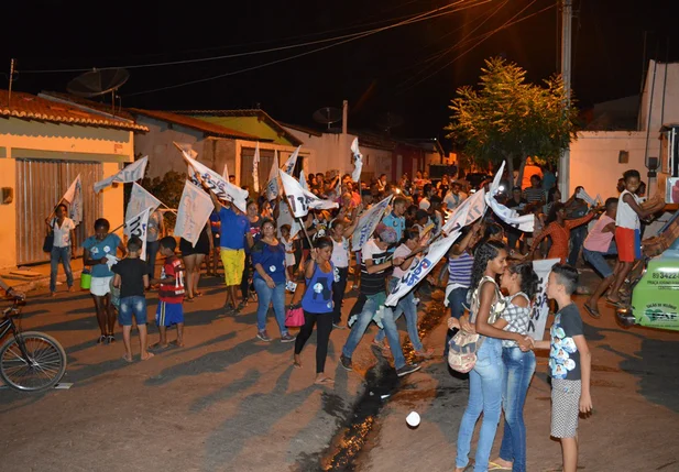 Belê Medeiros faz corpo a corpo com eleitores na cidade de Picos