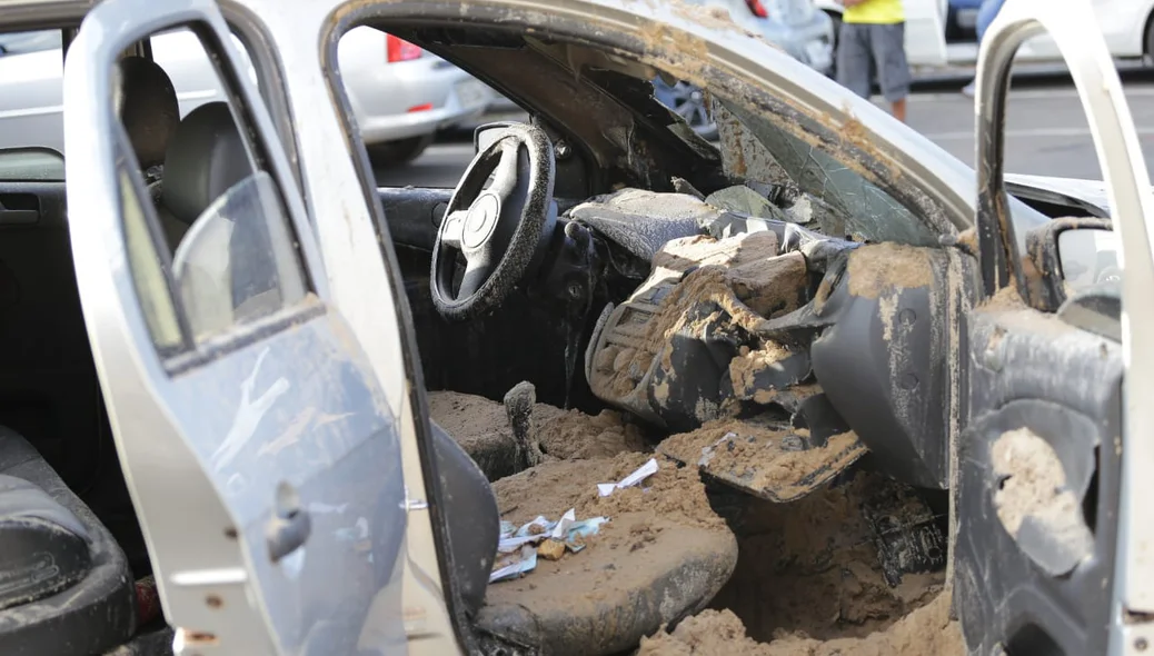 Carro pegou fogo na UFPI, zona leste de Teresina
