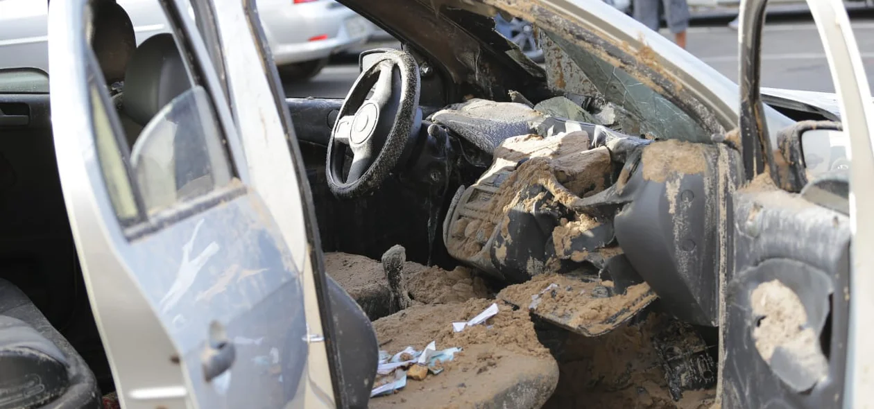 Carro pegou fogo na UFPI, zona leste de Teresina