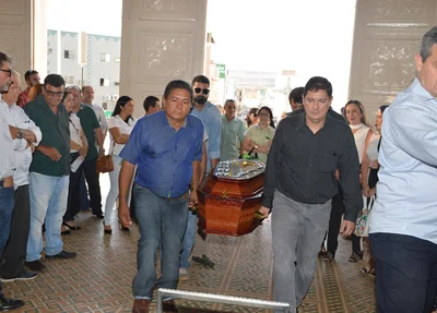 Corpo de Galeno chegando a Igreja Catedral