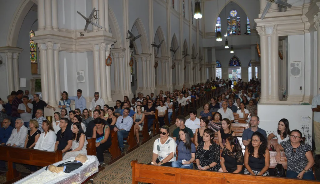 Familiares e amigos durante a missa de corpo presente