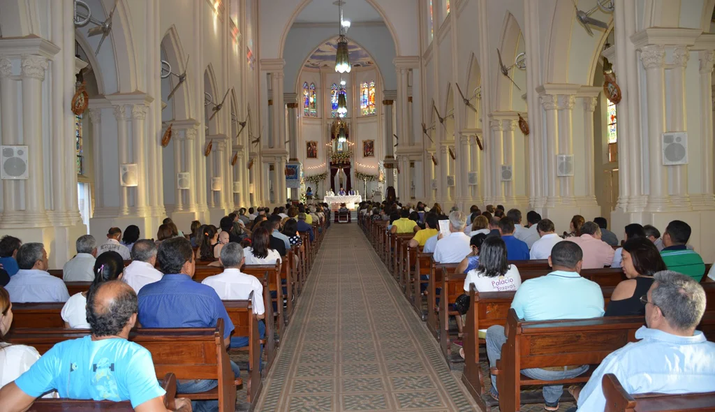 Igreja Catedral ficou parcialmente lotada durante a missa
