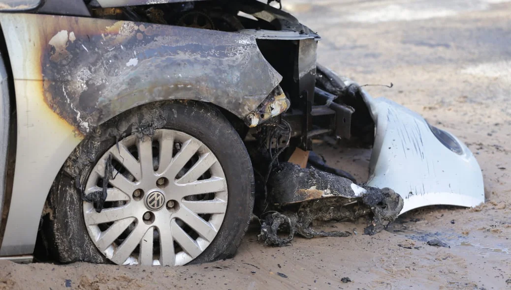 Parte do veículo ficou destruída