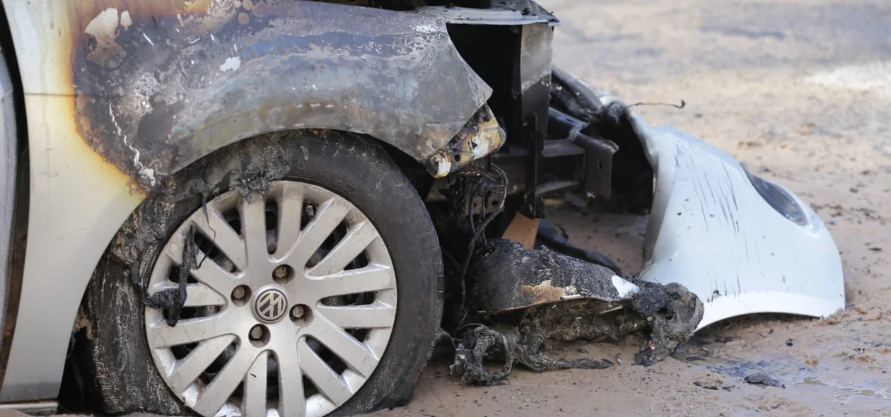 Parte do veículo ficou destruída