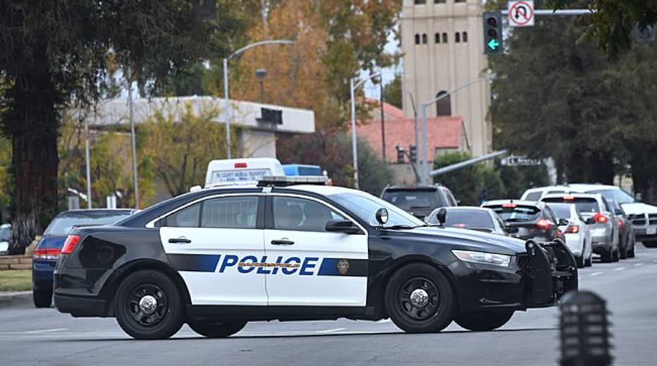 Viaturas patrulham a cidade de Bakersfield, na Califórnia