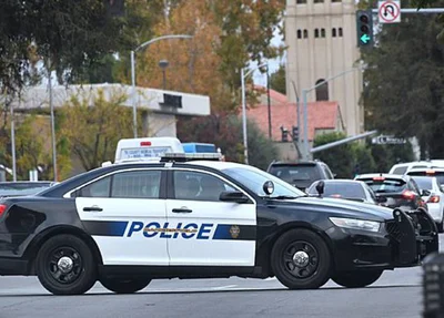 Viaturas patrulham a cidade de Bakersfield, na Califórnia