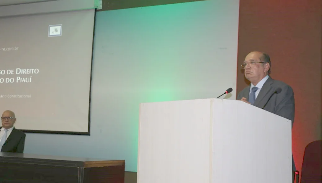 Ministro Gilmar Mendes agradecendo a homenagem na OAB Piauí