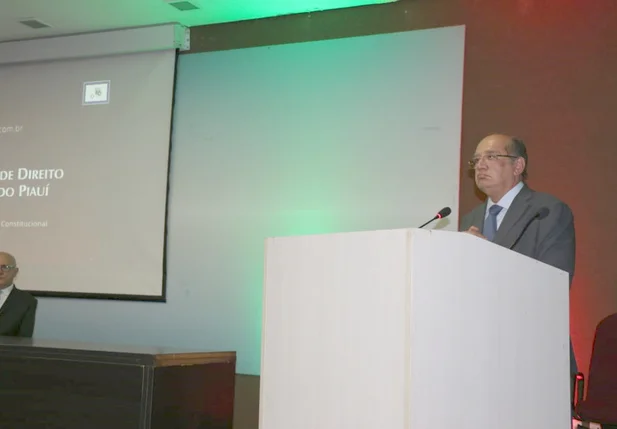 Gilmar Mendes é homenageado em congresso de Direito em Teresina