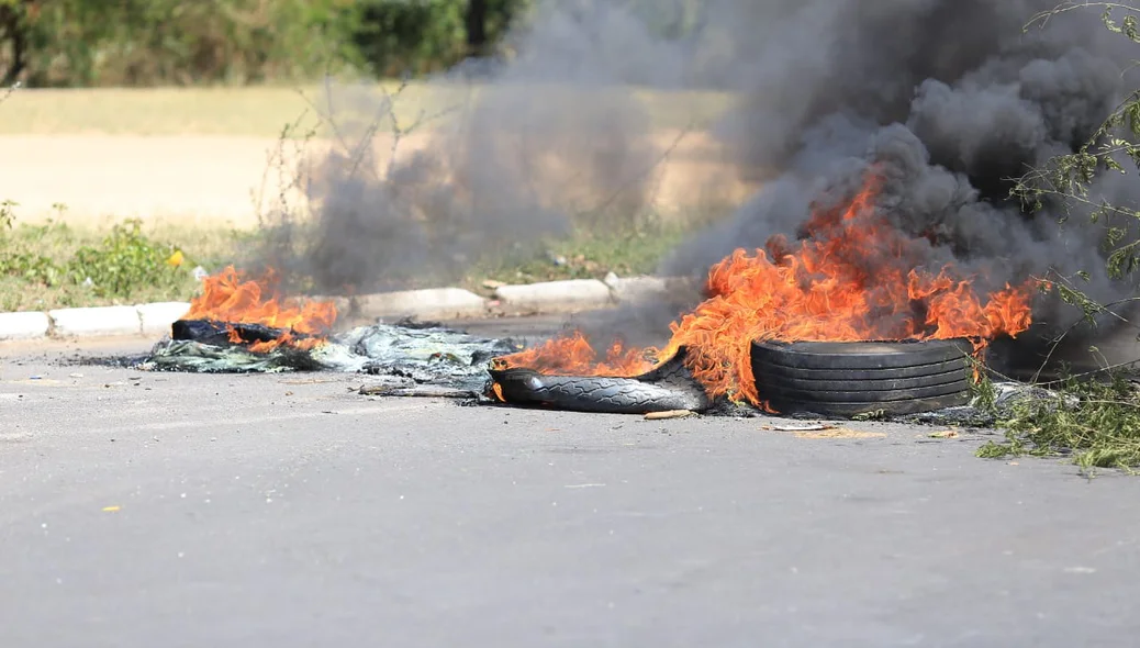 Os protestantes queimaram pneus, pedaços de madeiras e palhas
