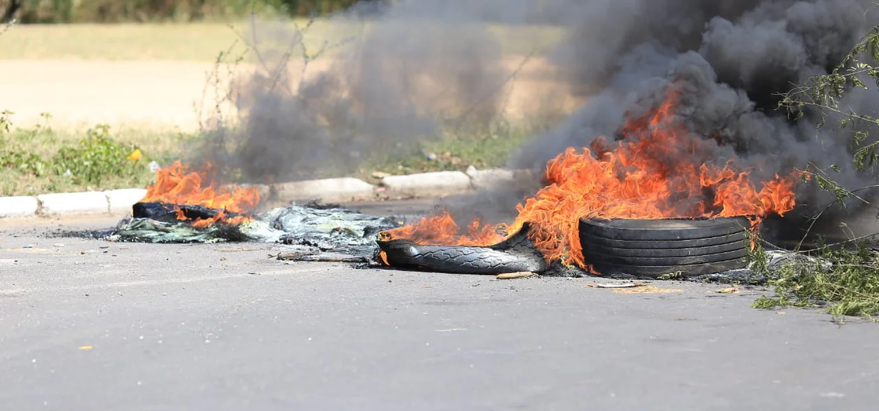 Os protestantes queimaram pneus, pedaços de madeiras e palhas