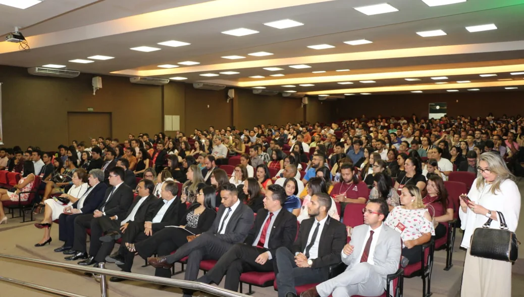 Profissionais e estudantes de direito prestigiando o Ministro Gilmar Mendes 