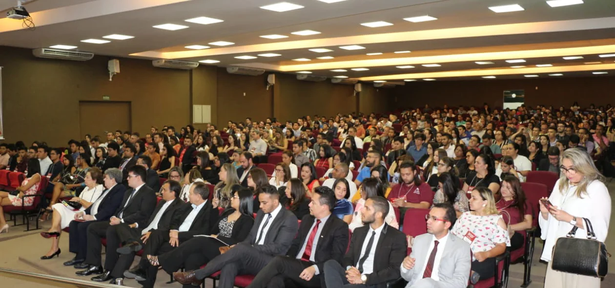Profissionais e estudantes de direito prestigiando o Ministro Gilmar Mendes 