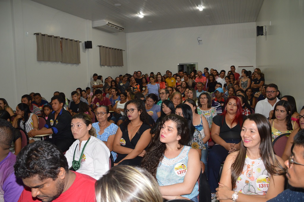 Simpatizantes de Fábio Novo lotam auditório