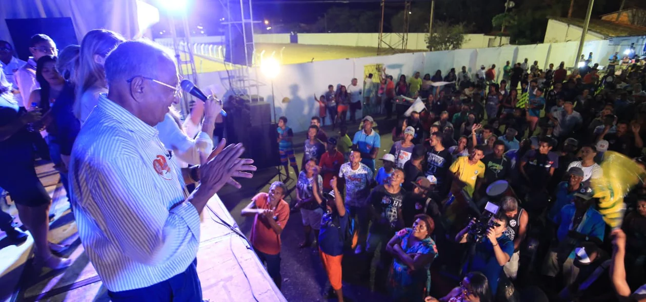 Cerca de 3 mil populares prestigiaram o comício realizado na cidade