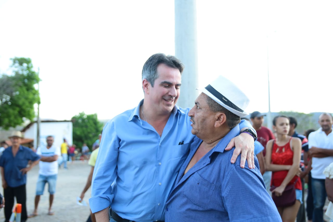 Ciro recebe o carinho do trabalhador rural Ozandiel Sena