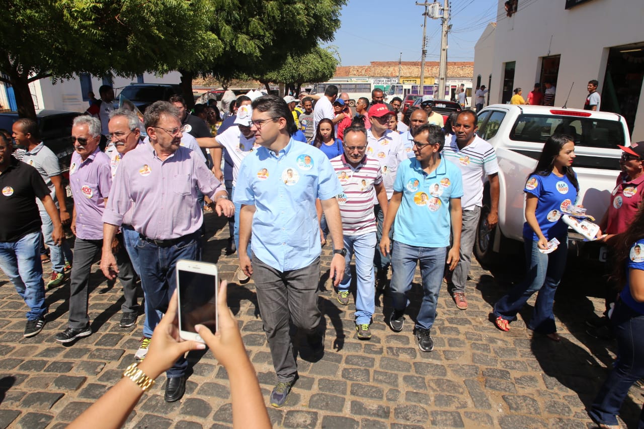 Luciano Nunes recebe apoio durante caminhada em Oeiras 