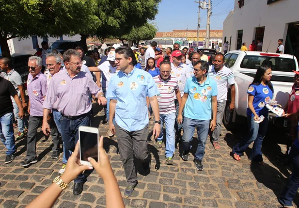 Luciano Nunes recebe apoio durante caminhada em Oeiras 