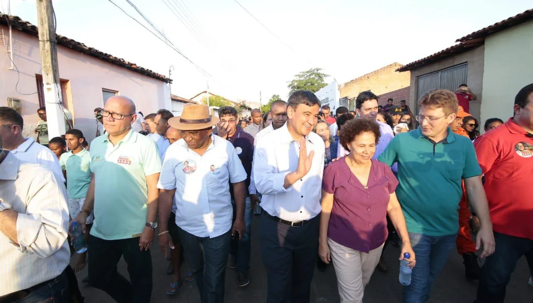 Wellington cumprimentando moradores durante caminhada