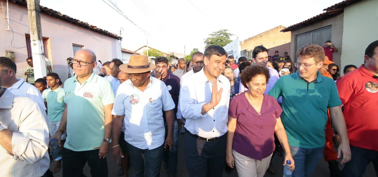 Wellington cumprimentando moradores durante caminhada