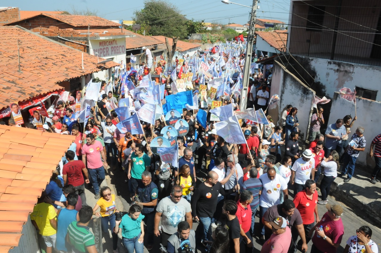 Wellington Dias durante caminhada em Parnaíba